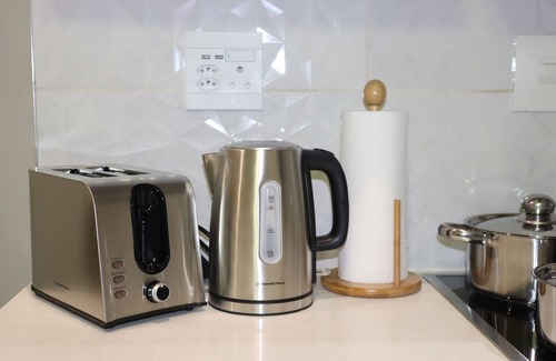 Parkwood Apartment | Modern City Escape 5min from Rosebank mall Fast WiFi Parking Pool Cinema