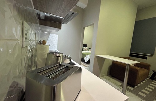 Parkwood Apartment | Modern City Escape 5min from Rosebank mall Fast WiFi Parking Pool Cinema