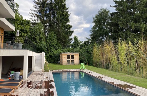 Pugny-Chatenod Villa | Modern city with swimming pool