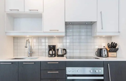 Grange Park Condo | Modern & Clean 1 Bed 1 Bath, Richmond & Simcoe, Fully Equipped
