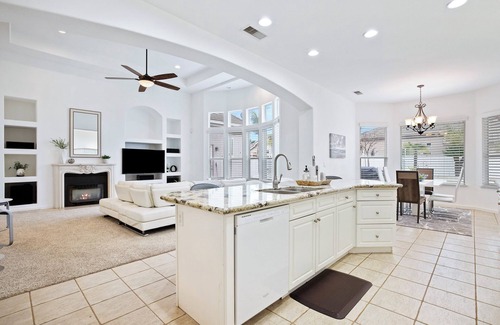 Clovis House | Modern Clovis Estate 2/Pool - PROF. CLEANED