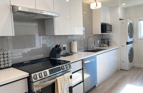 Sharp Park Apartment | Modern Coastal 2B1B Remodeled Walk to Pier Backyard Free Parking