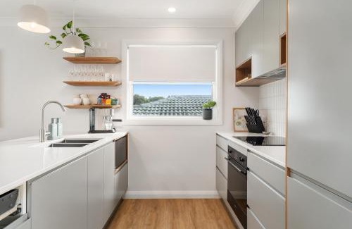 Anna Bay House | Modern Coastal 4 Bedroom house in paradise, walk to beach and rockpools, large yard