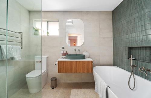 Anna Bay House | Modern Coastal 4 Bedroom house in paradise, walk to beach and rockpools, large yard
