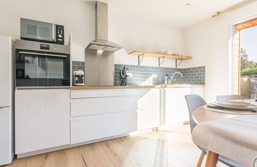 Glatigny Cottage | Modern coastal home pet-friendly with enclosed garden and parking