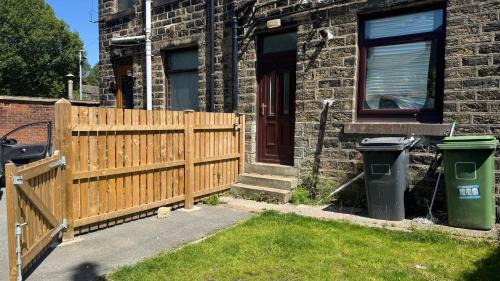 Meltham House | Modern Comfort for 5 Relax, Stay & Explore