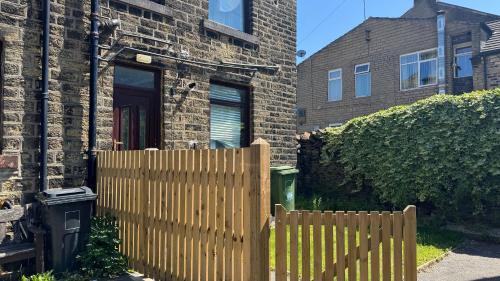 Meltham House | Modern Comfort for 5 Relax, Stay & Explore