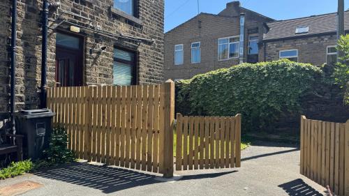 Meltham House | Modern Comfort for 5 Relax, Stay & Explore
