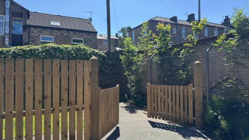 Meltham House | Modern Comfort for 5 Relax, Stay & Explore
