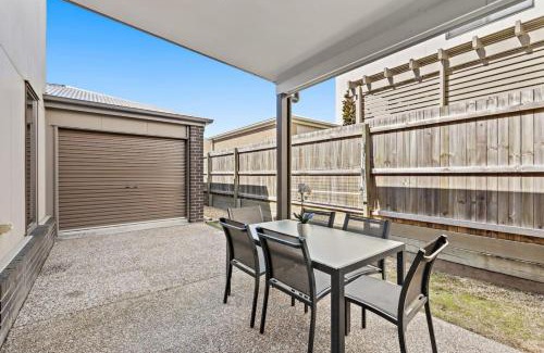 Mango Hill House | Modern Comfort Patio and Workstation with Garage