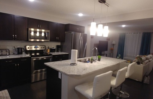 Southeast Edmonton House | Modern Comfort within Laurel