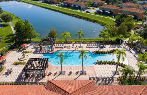 Bellavida House | Modern & Comfortable 4BR Townhome - Pool and BBQ!