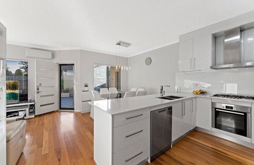 Scarborough House | Modern, comfortable and private