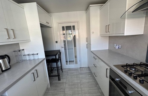 Sheffield House | Modern, comfortable home close shopping and entertainment venues