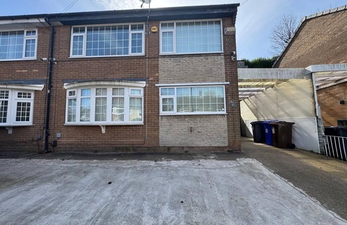 Sheffield House | Modern, comfortable home close shopping and entertainment venues