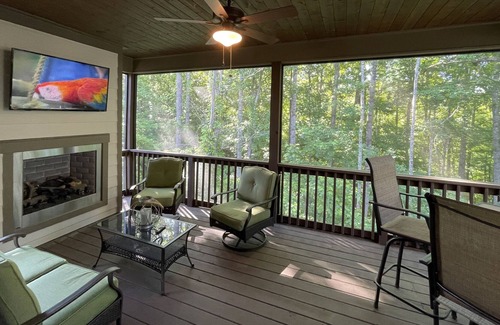 Dickel House | Modern, Comfortable Lake Home with Screened Patio