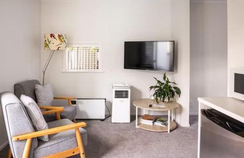 Anderson Park House | Modern, Comfortable Guest House