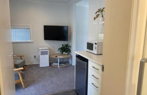 Anderson Park House | Modern, Comfortable Guest House