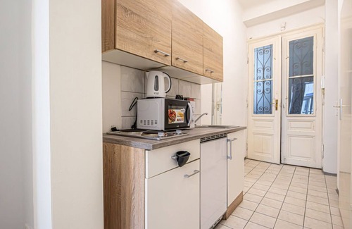 Penzing Apartment | Modern Comforts: Chic Studio Apt Centrally Located