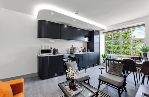 Fortis Green Apartment | Modern Comforts 2 BD Flat - Sleeps 5
