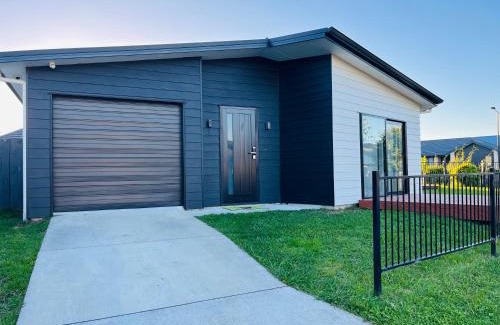 Hamilton Villa | Modern Comfy 3 Bedrooms House in Chartwell