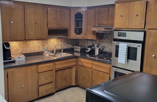 Canarsie House | Modern & Comfy ~ 5* Location ~ King Bed ~ Parking!