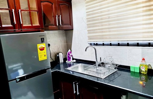Accra Apartment | Modern Comfy & Quiet Close to Highway