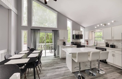 Tobyhanna Ski Chalet | Modern, Community Lake & Pool, Jacuzzi, Fire Pit