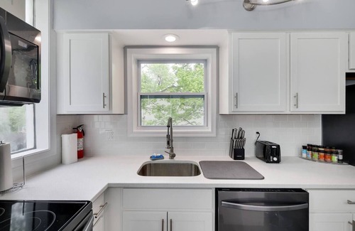Tobyhanna Ski Chalet | Modern, Community Lake & Pool, Jacuzzi, Fire Pit