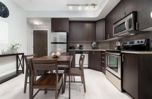 Wellington Place House | Modern Condo 1 BD 1BA with a Sofabed Downtown