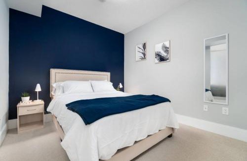 Wellington Place House | Modern Condo 1 BD 1BA with a Sofabed Downtown