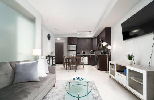 Wellington Place House | Modern Condo 1 BD 1BA with a Sofabed Downtown