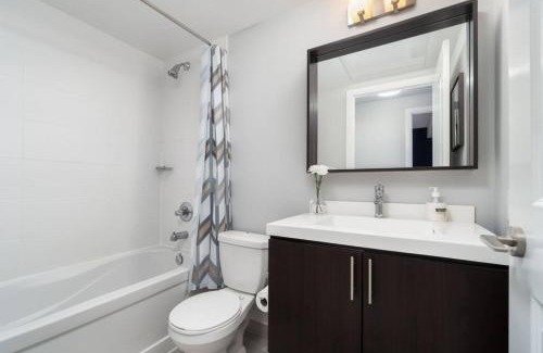 Wellington Place House | Modern Condo 1 BD 1BA with a Sofabed Downtown