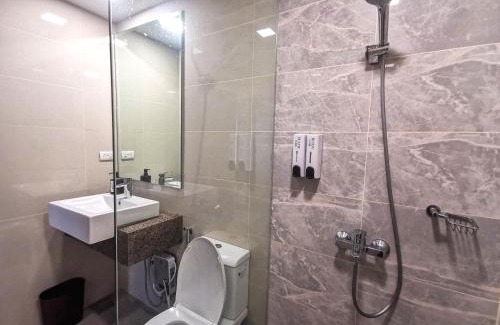 Tambo Apartment | Modern Condo in Prime Location