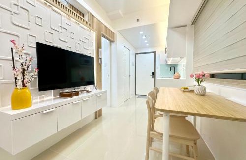 Pasay Apartment | Modern Condo near Airport, MOA and PICC