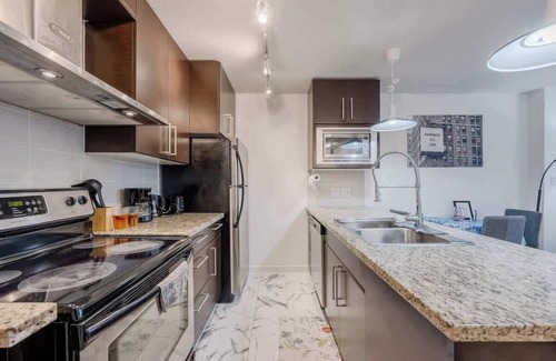 Crosstown Condo | Modern Condo with City Views in Vancouver