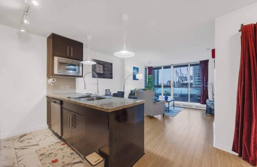 Crosstown Condo | Modern Condo with City Views in Vancouver