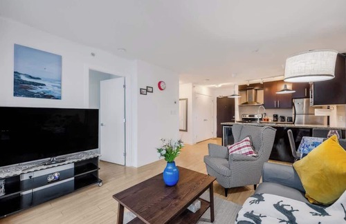 Crosstown Condo | Modern Condo with City Views in Vancouver