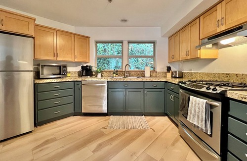Portland Heights Condo | Modern condo with Mt Hood views near OHSU