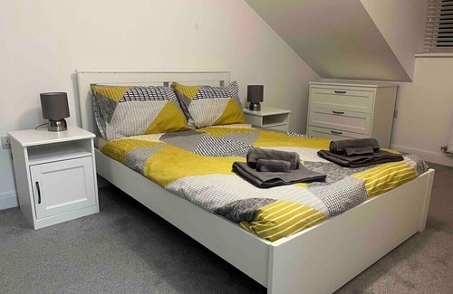 Chester House | Modern contemporary Home with Free parking