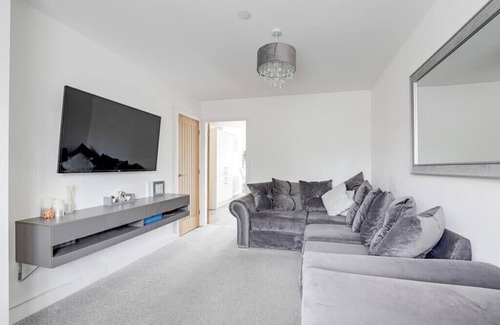 Chester House | Modern contemporary Home with Free parking