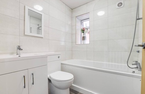 Chester House | Modern contemporary Home with Free parking