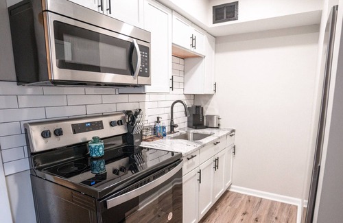 Franklin Park Apartment | Modern Convenience! Near Franklin Park! 1 BR Apt!