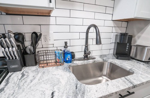 Franklin Park Apartment | Modern Convenience! Near Franklin Park! 1 BR Apt!