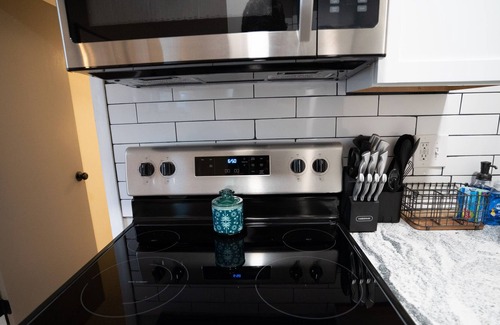 Franklin Park Apartment | Modern Convenience! Near Franklin Park! 1 BR Apt!