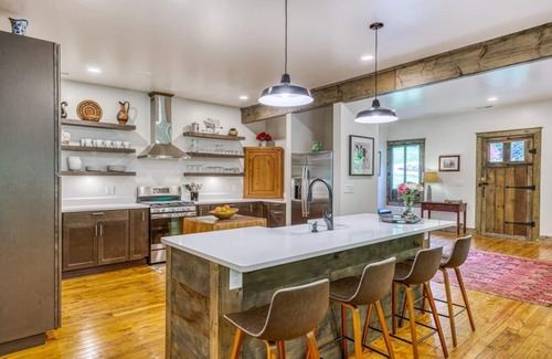 Asheville House | Modern Converted Barn,3 Kng Bdrms,3.5 Baths,Mtn Creek/Pool TBL/Deck Gas Fire TBL
