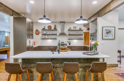 Asheville House | Modern Converted Barn,3 Kng Bdrms,3.5 Baths,Mtn Creek/Pool TBL/Deck Gas Fire TBL