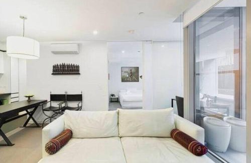 South Yarra Apartment | Modern Cosmopolitan Retreat on Toorak Rd