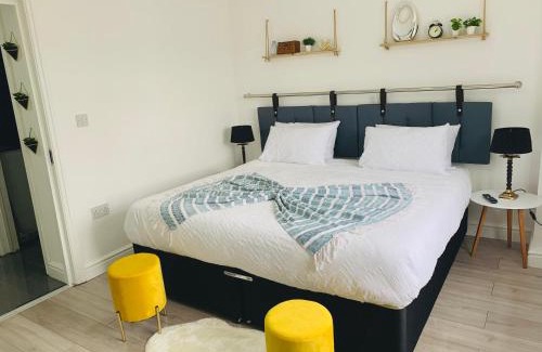 Stonnall House | Modern & Cosy 2-Bed Apartment Near NEC, Airport & JLR!