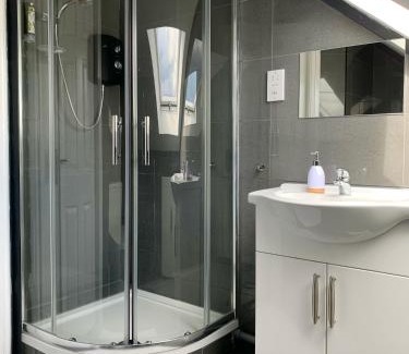 Stonnall House | Modern & Cosy 2-Bed Apartment Near NEC, Airport & JLR!
